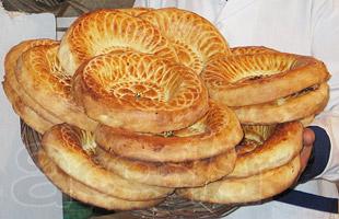 Продавец в ларек Хлеб из Тандыра